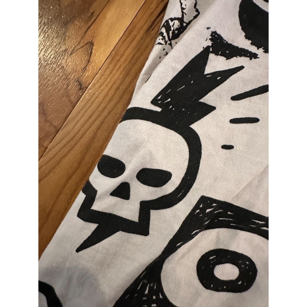 Guess Graphic Tee – Size S –‎ "Rock On/Graffiti" Style - Picture 11 of 12